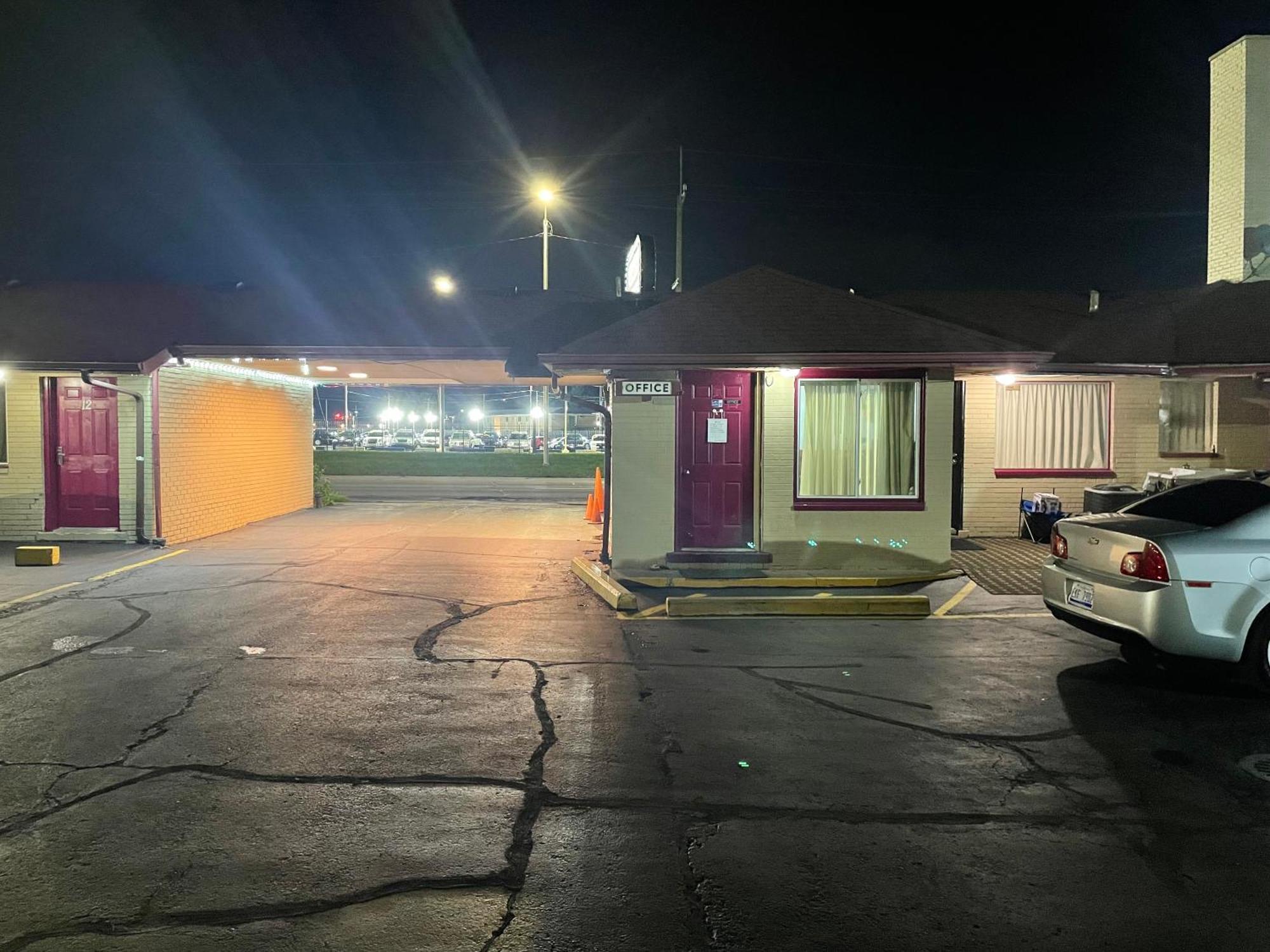 Deluxe Inn Motel Detroit Exterior photo